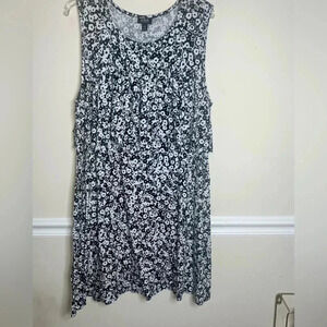 A n a black and white sleeveless dress